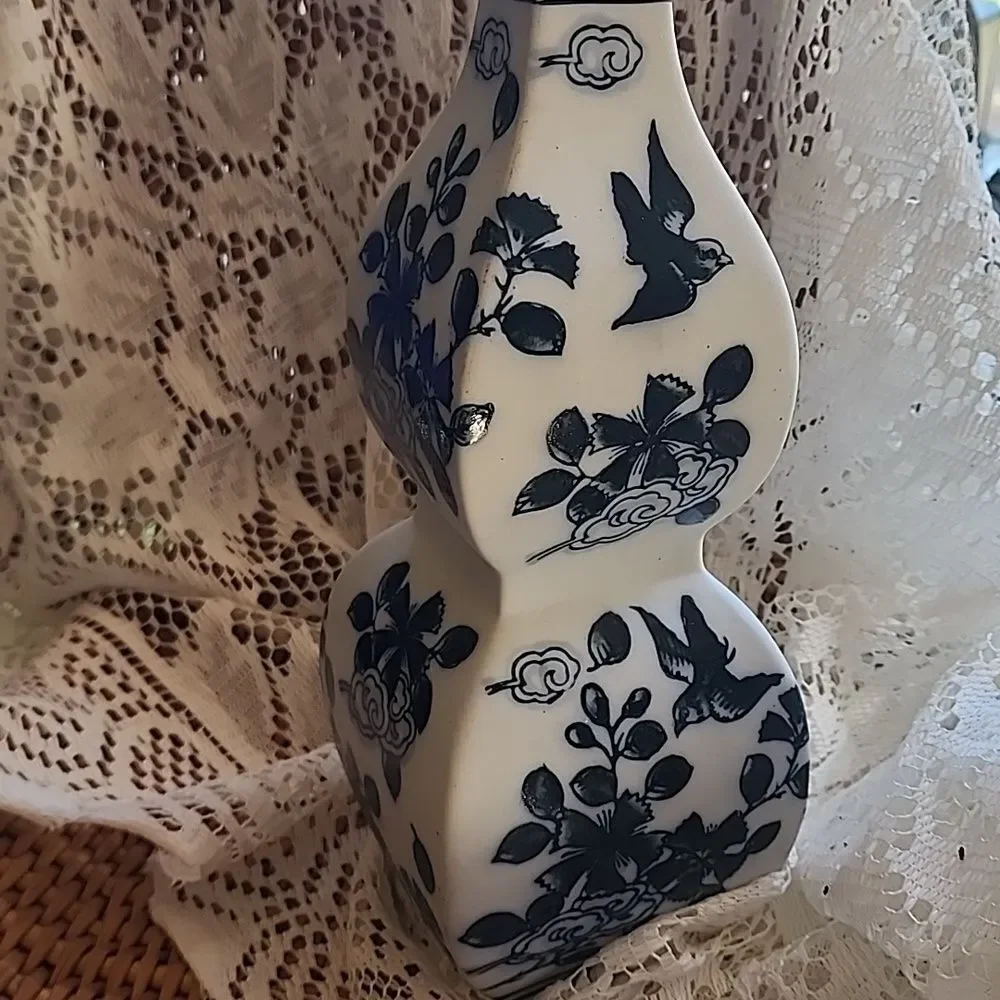 Chinoiserie Unique Shape Small Mouth Floral Bird Vase